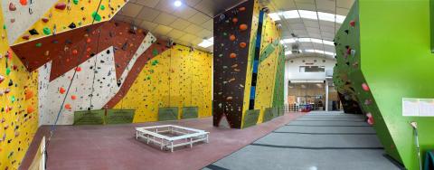 Sala de escalada en Yurok Climbing Center